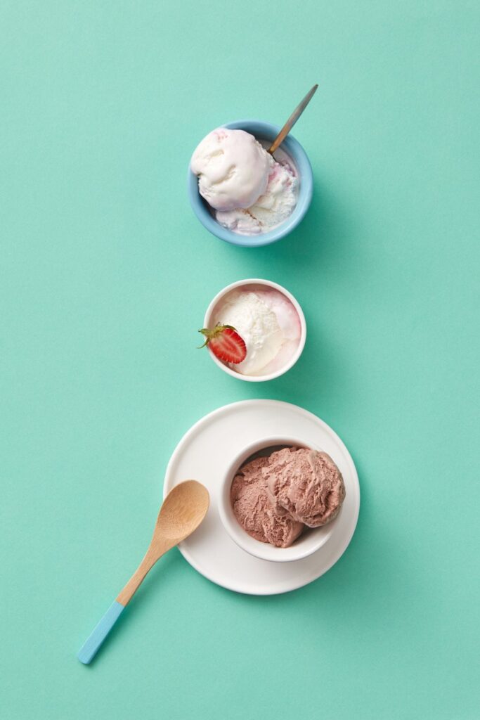 Bochas de helado de chocolate, vainilla y frutilla