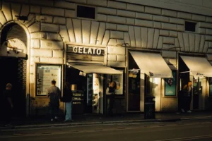 Heladería italiana en una calle europea al atardecer