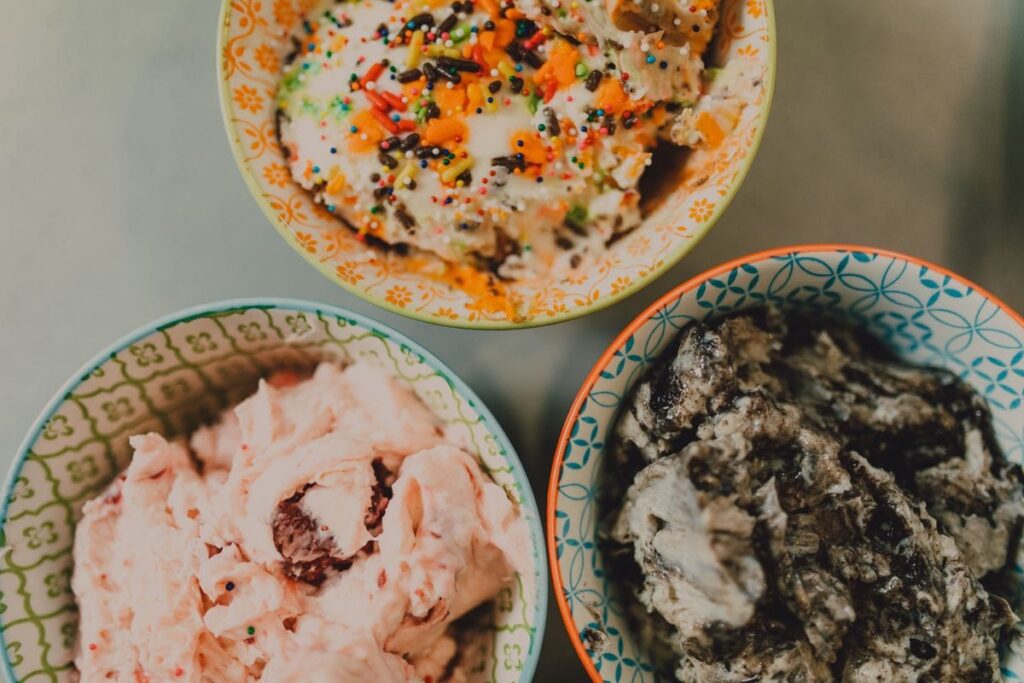 Tres variedades de helado artesanal servidas en bochas